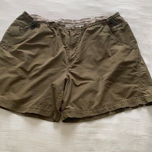 Columbia shorts quick dry XL Army green